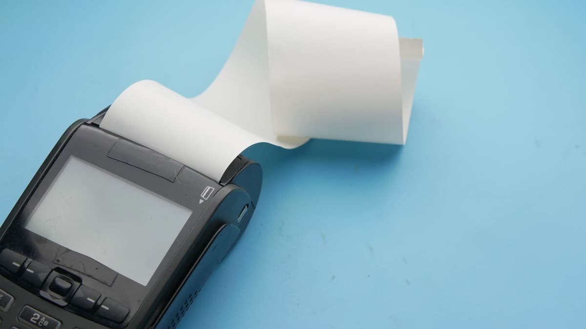 Impressora de cupom fiscal com a bobina de papel saindo